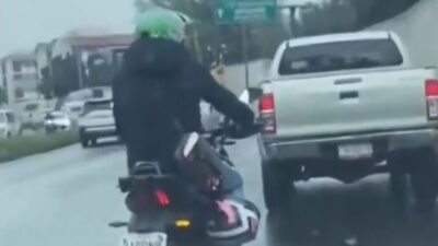 VIDEO: ‘¡Te grabé!’; montachoques ataca a mujeres en auto y termina frustrado