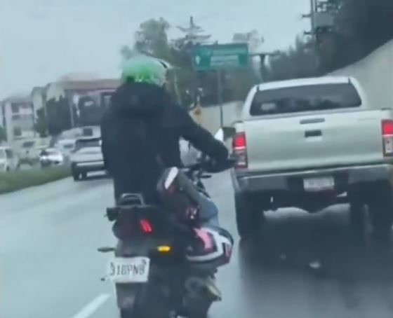 VIDEO: ‘¡Te grabé!’; montachoques ataca a mujeres en auto y termina frustrado