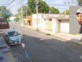 VIDEO: ‘¡Hijo de…!’; dueño de auto sorprende, ahuyenta y corretea a un ladrón