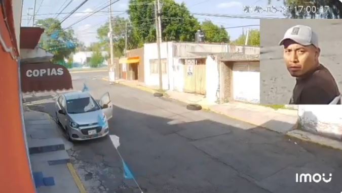 VIDEO: ‘¡Hijo de…!’; dueño de auto sorprende, ahuyenta y corretea a un ladrón
