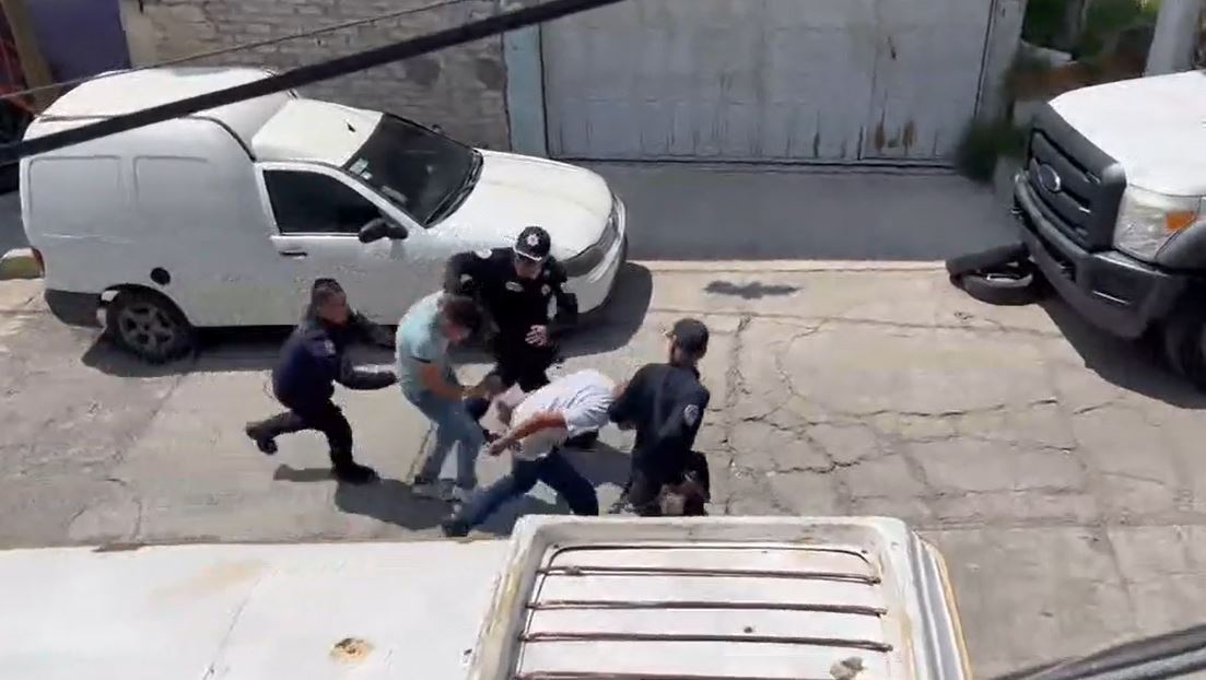 VIDEO. Policías municipales entran a una casa sin orden de cateo y se llevan a una familia