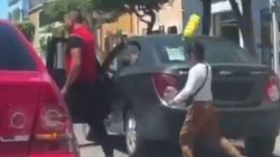 VIDEO: Mujer copiloto recibe fuerte golpiza por un simple conflicto vial