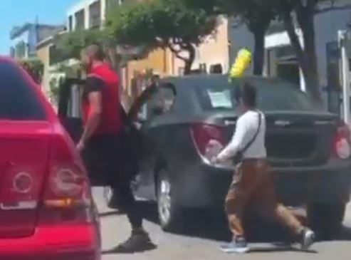 VIDEO: Mujer copiloto recibe fuerte golpiza por un simple conflicto vial