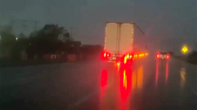 VIDEO. Tráiler arrolla y arrastra durante varios kilómetros a un motociclista en autopista