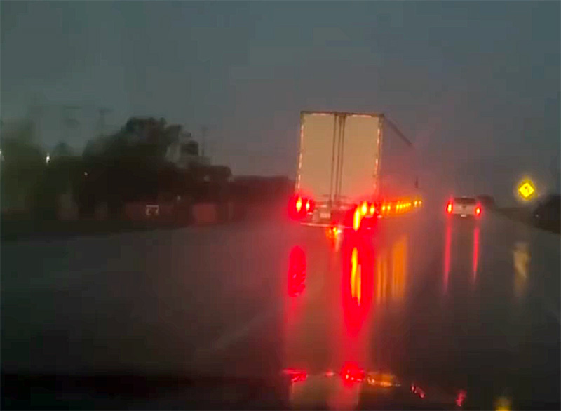 VIDEO. Tráiler arrolla y arrastra durante varios kilómetros a un motociclista en autopista