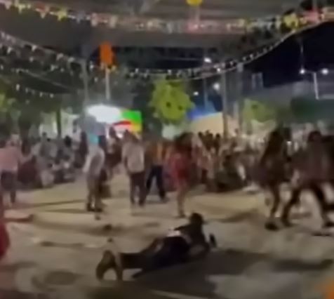 VIDEO: Borracho arma pelea durante baile popular y dispara a dos personas