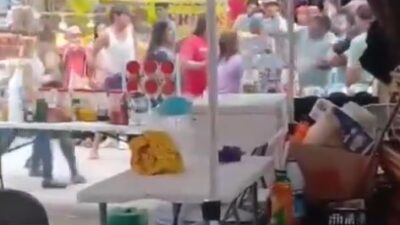 VIDEO: Mujer arroja aceite hirviendo a otra durante pelea entre comerciantes