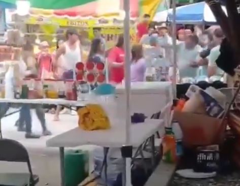 VIDEO: Mujer arroja aceite hirviendo a otra durante pelea entre comerciantes