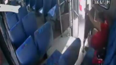 VIDEO: Mujer no aguantó más e hizo sus necesidades en un camión de pasajeros