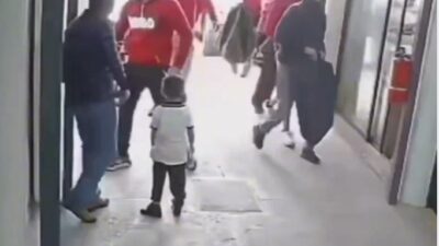 VIDEO: Criminales se ‘uniforman’ y se visten todos de rojo para asaltar una joyería