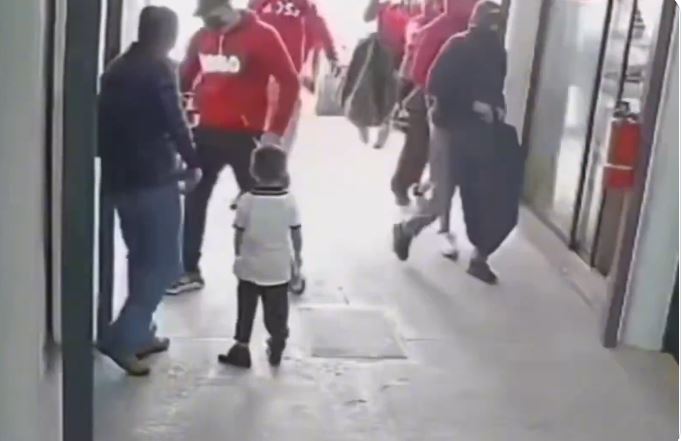 VIDEO: Criminales se ‘uniforman’ y se visten todos de rojo para asaltar una joyería
