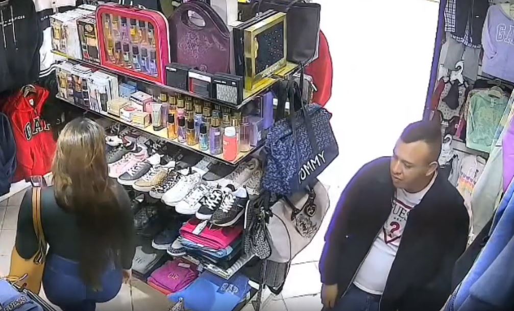 VIDEO. Difunden nuevo ataque del trío de farderos; la mujer distrae a empleados y los otros roban