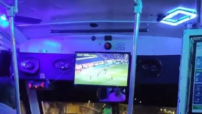 VIDEO: ¿Imprudencia o gran servicio?; microbusero instala gran pantalla para ver el mundial