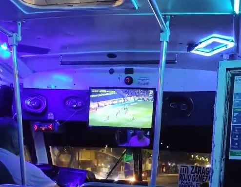 VIDEO: ¿Imprudencia o gran servicio?; microbusero instala gran pantalla para ver el mundial