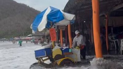 VIDEO: Bañistas y comerciantes ignoran alerta por mar de fondo y tormenta ‘Boris’; hay muertos