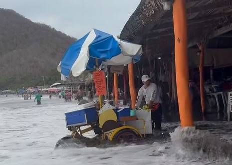 VIDEO: Bañistas y comerciantes ignoran alerta por mar de fondo y tormenta ‘Boris’; hay muertos