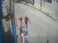 VIDEO: Mujer prepotente arma pelea y su acompañante es noqueado en segundos