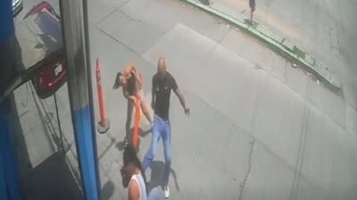 VIDEO: Mujer prepotente arma pelea y su acompañante es noqueado en segundos