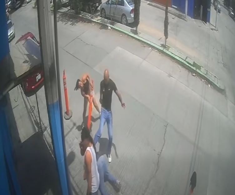 VIDEO: Mujer prepotente arma pelea y su acompañante es noqueado en segundos