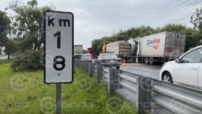 URGENTE: Trailero no vio un camión estacionado y dejó sin vida a otro conductor