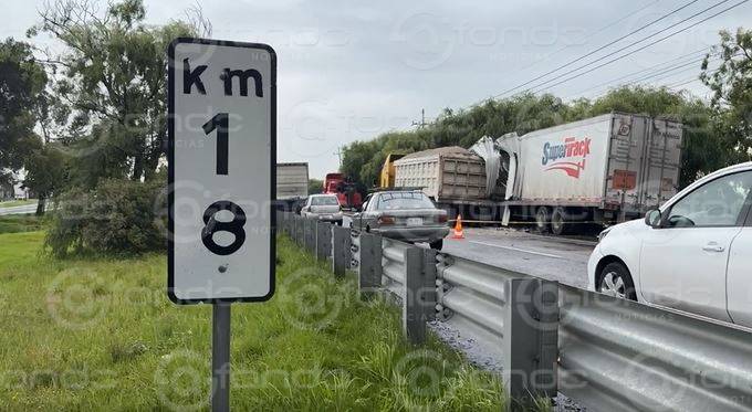 URGENTE: Trailero no vio un camión estacionado y dejó sin vida a otro conductor