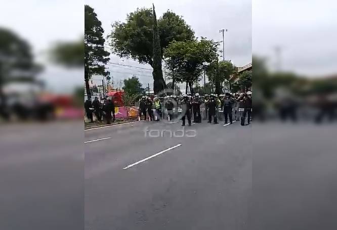 URGENTE: Marcha de la CNTE avanza al Estadio Ciudad de México; cientos de policías los esperan