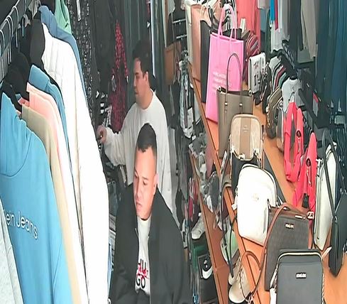 VIDEO. ‘¡Alerta!’; surge otro video del trío de farderos que roban en tiendas de ropa en Edomex