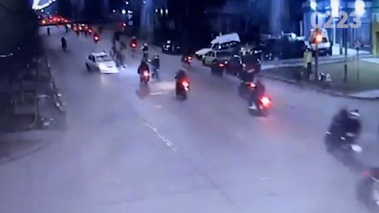 VIDEO: Auto se lleva a nueve motociclistas por culpa de otro biker; uno muere