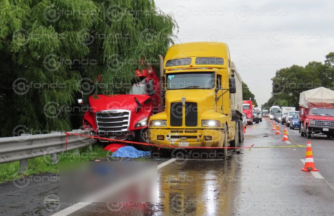 TERRIBLE. Juan José revisaba una falla en su camión cuando murió aplastado por un tráiler