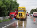 TERRIBLE. Juan José revisaba una falla en su camión cuando murió aplastado por un tráiler