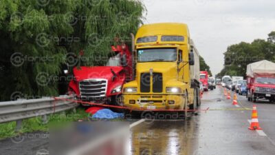 TERRIBLE. Juan José revisaba una falla en su camión cuando murió aplastado por un tráiler
