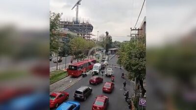 URGENTE: Abuela cruza cerca de un puente y muere arrollada por el Metrobús