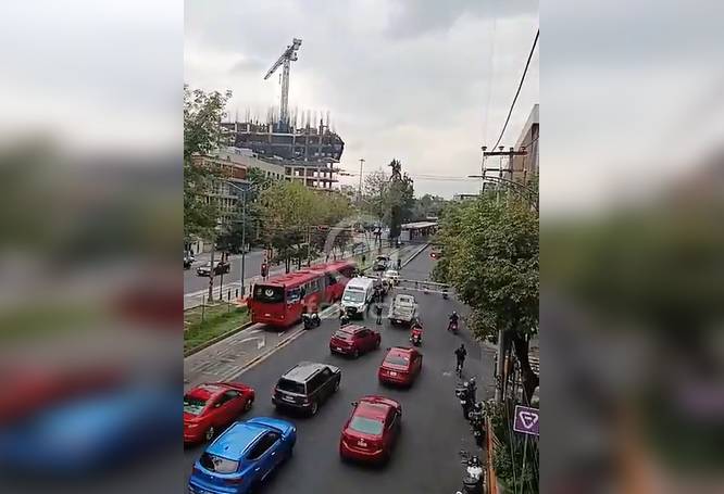 URGENTE: Abuela cruza cerca de un puente y muere arrollada por el Metrobús