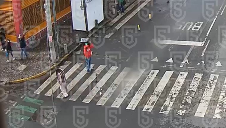 VIDEO: Difunden momento en que dos mujeres abandonan un feto en calles de Edomex