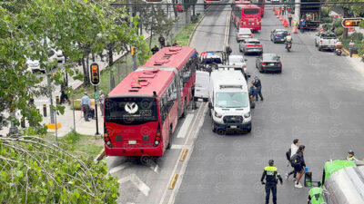 TRAGEDIA. Mujer muere arrollada por camión del Metrobús cuando cruzaba la calle con su esposo