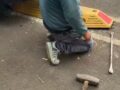 VIDEO: Dueño de negocio obliga a trabajadores a quitar confinadores de la ciclovía