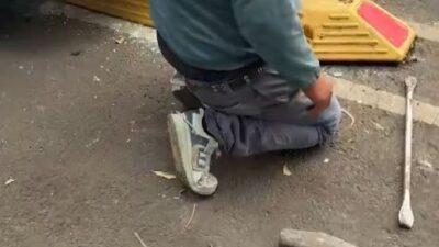 VIDEO: Dueño de negocio obliga a trabajadores a quitar confinadores de la ciclovía