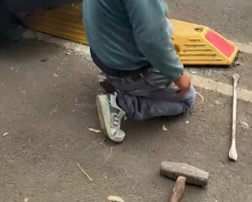 VIDEO: Dueño de negocio obliga a trabajadores a quitar confinadores de la ciclovía