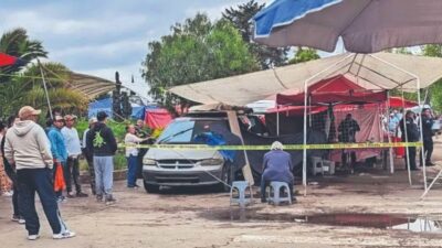ATAQUE: Sicarios en moto llegan a un tianguis y ejecutan a un hombre frente a su esposa