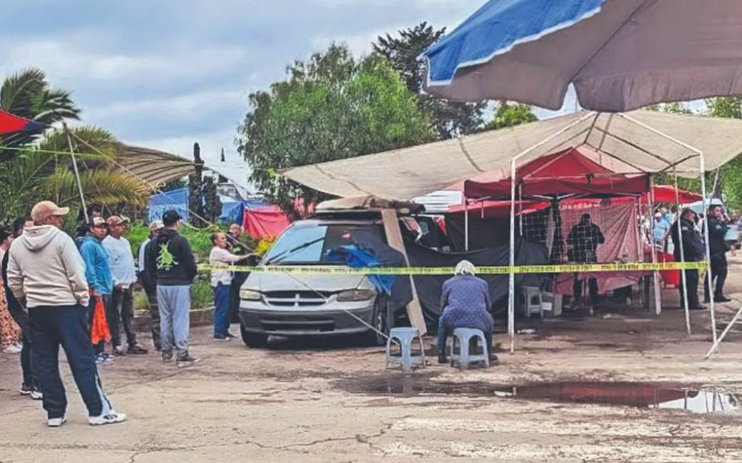 ATAQUE: Sicarios en moto llegan a un tianguis y ejecutan a un hombre frente a su esposa