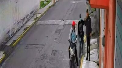 VIDEO: Joven hablaba por celular cuando asaltantes en moto lo encañonaron