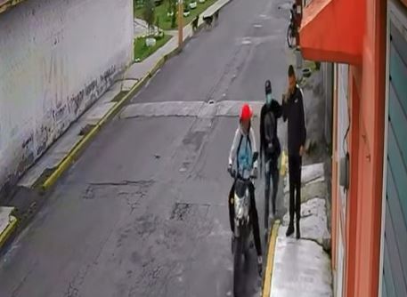 VIDEO: Joven hablaba por celular cuando asaltantes en moto lo encañonaron