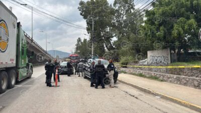 URGENTE: Aparece un cuerpo flotando en un canal de aguas negras en Edomex