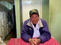 VIDEO. Don Feliciano tiene 65 años, reparte periódico y un trailero lo mandó a terapia intensiva