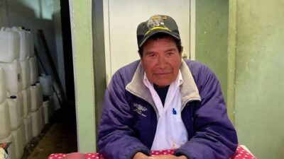VIDEO. Don Feliciano tiene 65 años, reparte periódico y un trailero lo mandó a terapia intensiva