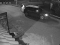 VIDEO. Delincuentes interceptan a conductora afuera de su casa y le roban su camioneta