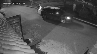 VIDEO. Delincuentes interceptan a conductora afuera de su casa y le roban su camioneta