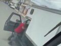 VIDEO: Furia al volante; conductor saca un martillo y destroza camión de pasajeros