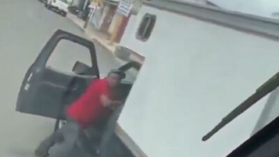 VIDEO: Furia al volante; conductor saca un martillo y destroza camión de pasajeros