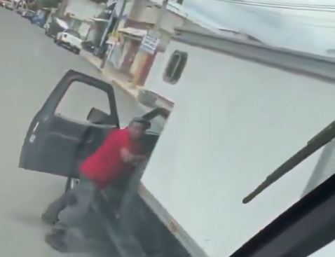 VIDEO: Furia al volante; conductor saca un martillo y destroza camión de pasajeros